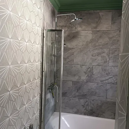 The Outlook Pensión Scarborough