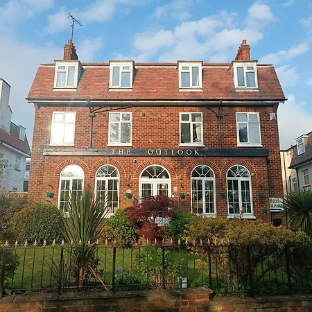 The Outlook Pensión 4*